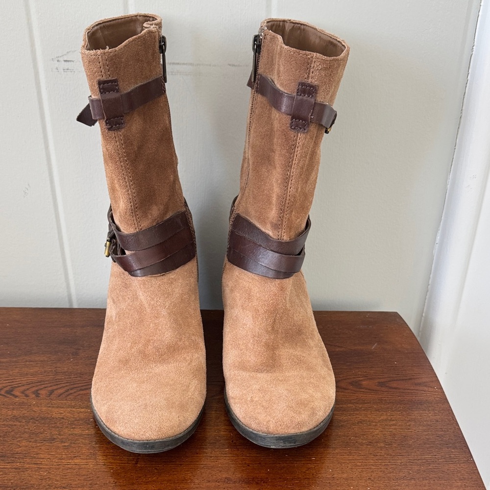 Women’s Bandolino suede ankle boots. Size 10.